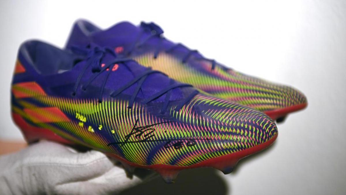 Boots Messi superó la marca de Pelé con récord de colección en subasta hospitalaria