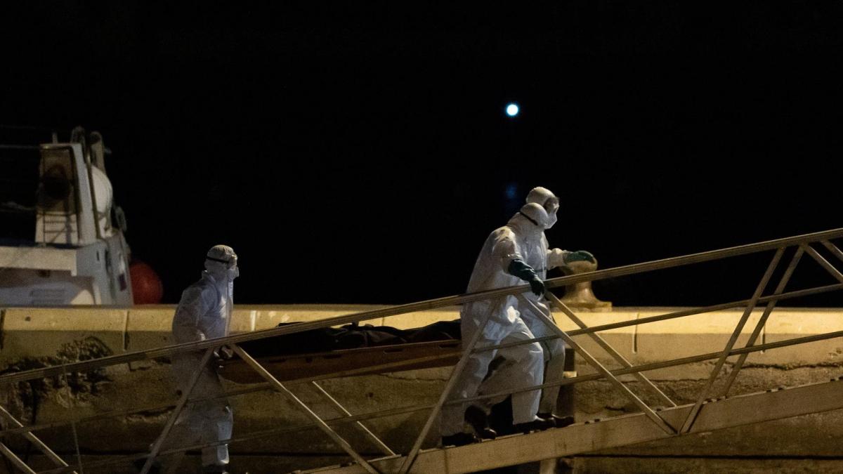 El número de muertos en la canoa hallada en Canarias el lunes es de 24, incluidos dos menores