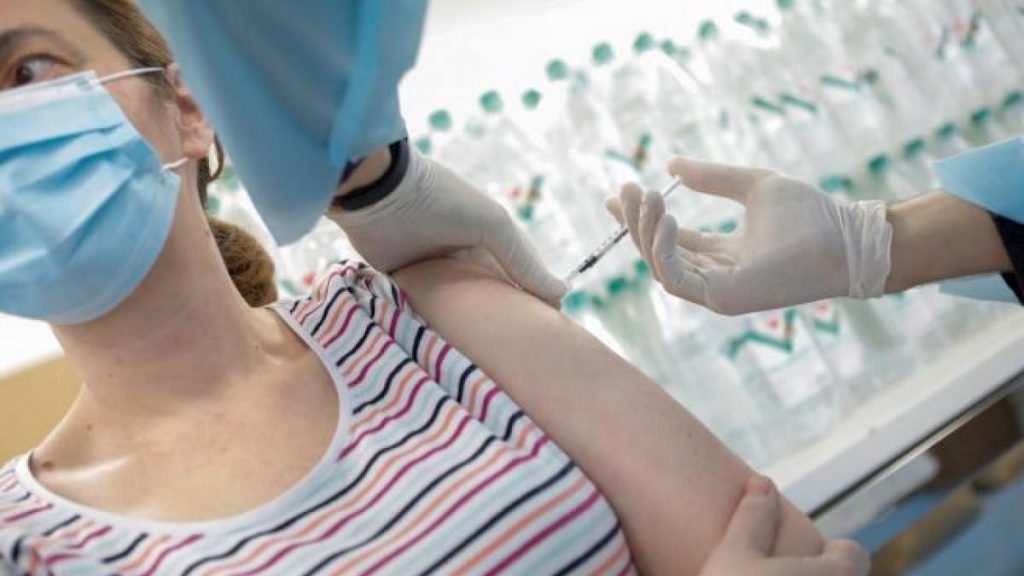Castilla-La Mancha y Extremadura prevén empezar a vacunar a los menores de 40 años en junio