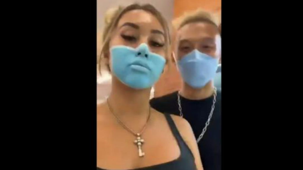 Dos 'influencers' enfrentan la deportación de Bali por pintar y colgar su máscara