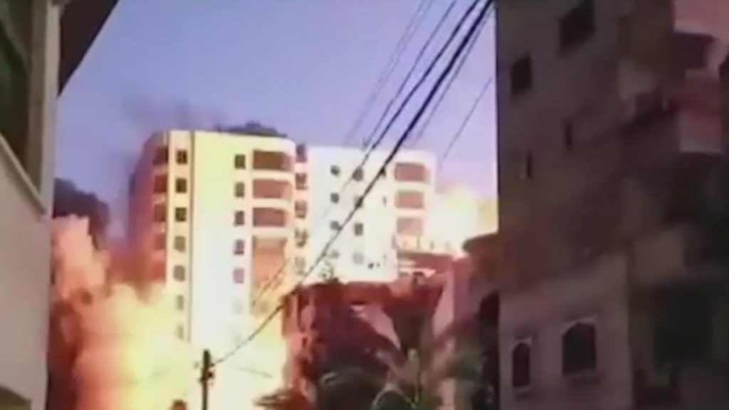 El impactante momento en que las bombas israelíes derriban un edificio residencial en la zona palestina de Gaza