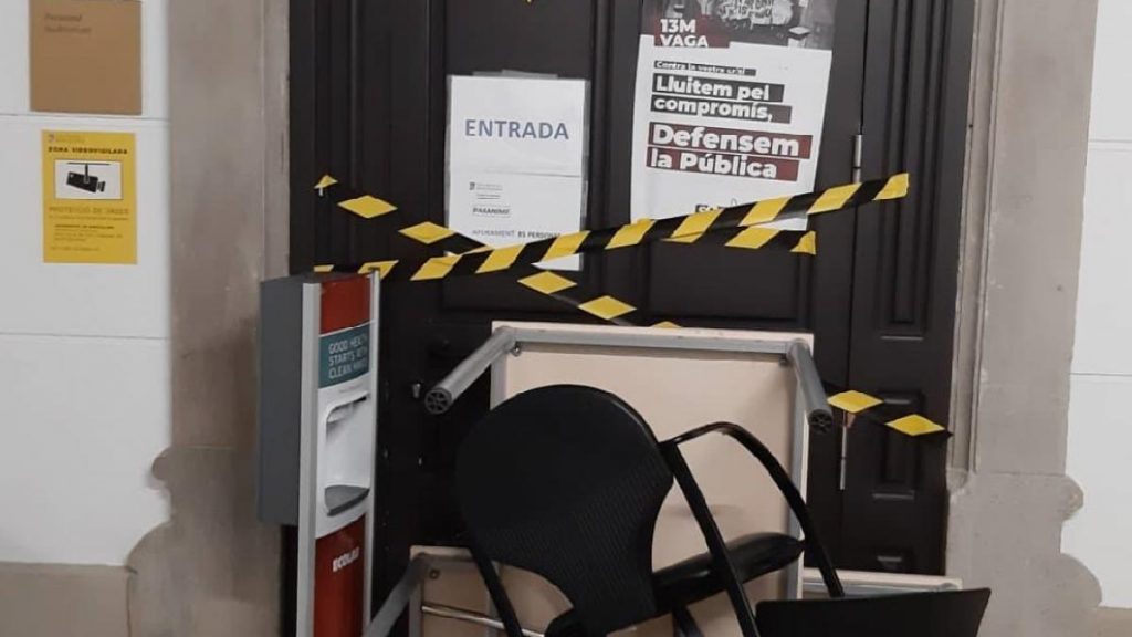 Estudiantes cortan diagonales durante huelga en universidades e institutos de Cataluña