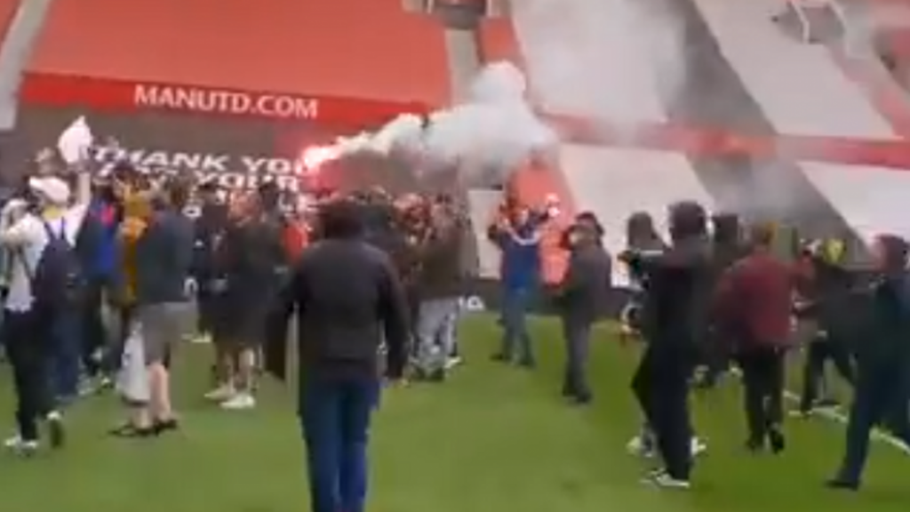 Los hooligans del Manchester United invaden Old Trafford y toman el césped con bengalas