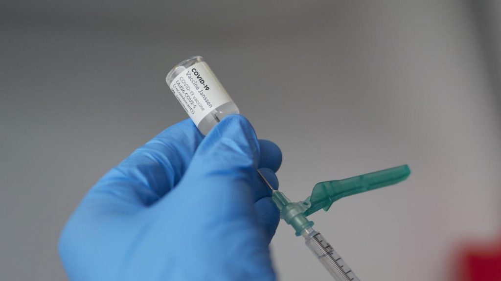 Salud bajará el umbral de edad para vacunar con Jannsen para la población entre 50 y 59 años