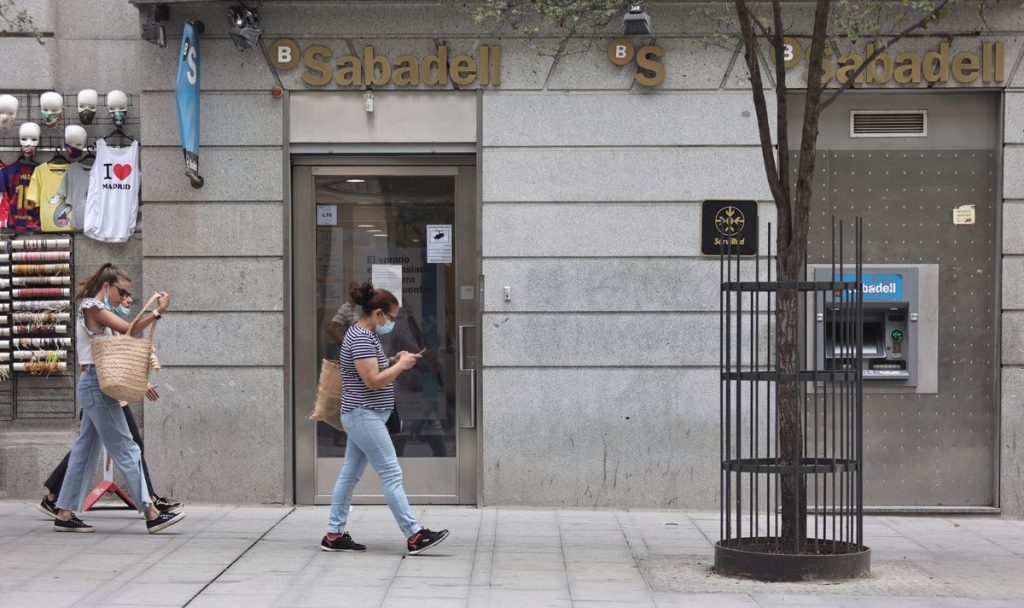 Banco Sabadell anuncia a los sindicatos el cierre de 320 oficinas |  Economía