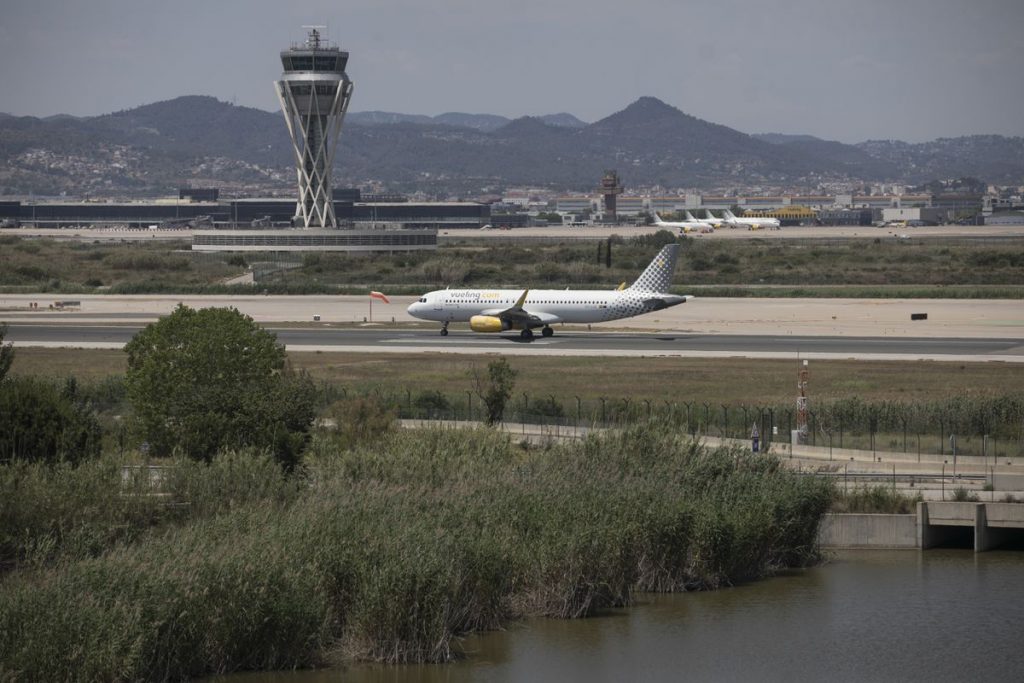 El Gobierno detiene una inversión de 1.700 millones de euros para ampliar el aeropuerto de Barcelona |  Economía
