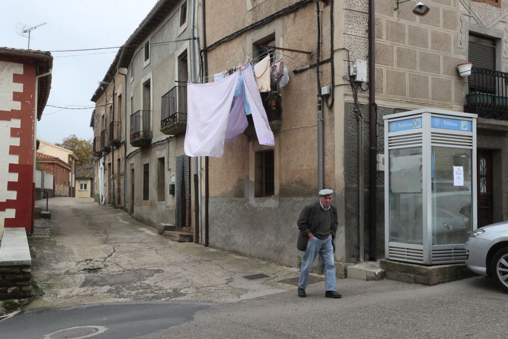 Las zonas rurales españolas tienen menos acceso a los servicios que el resto de la UE |  Economía
