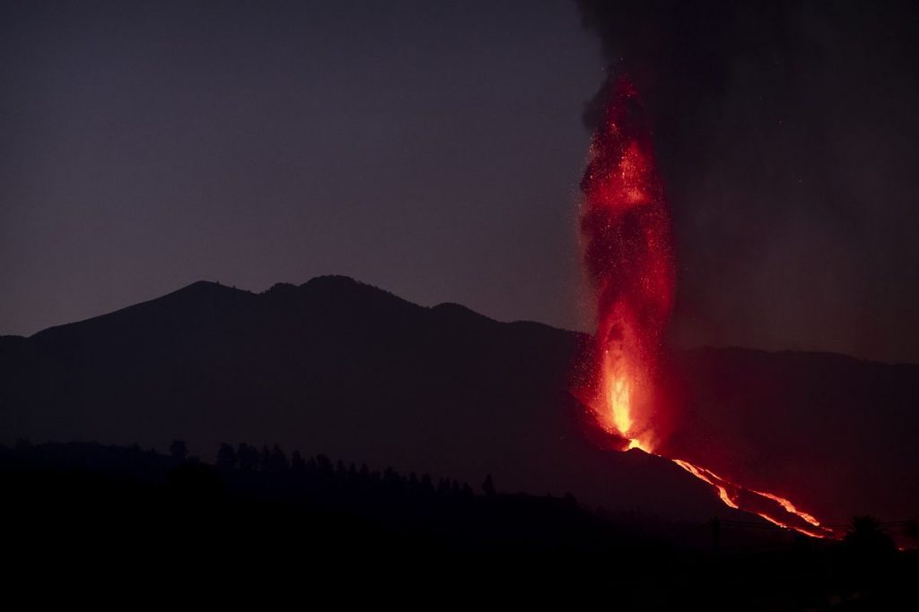 Volcán Cumbre Vieja: “Fue como la rotura de una presa”: la lava ya cubre 413 hectáreas de La Palma y alcanza un perímetro de 36 kilómetros |  Sociedad